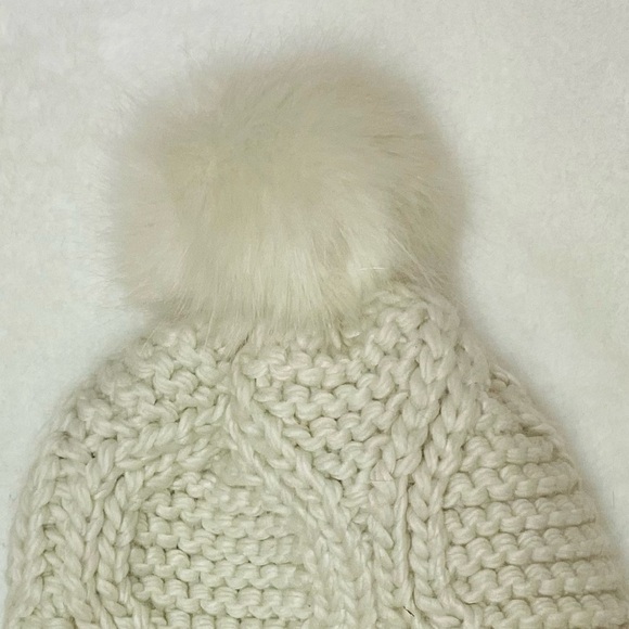 TOPSHOP Cable knit Pom Pom Toque & Scarf, 2 piece set - Picture 4 of 8